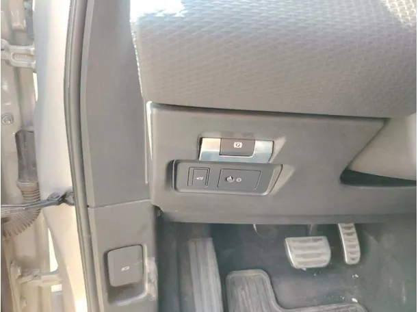 Car image 40