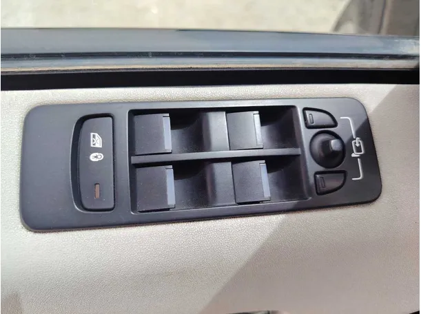 Car image 27