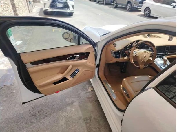 Car image 9