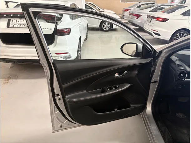 Car image 8