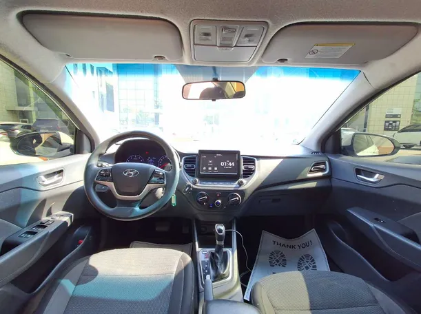 Car image 14
