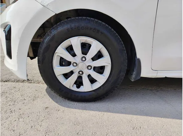 Car image 10