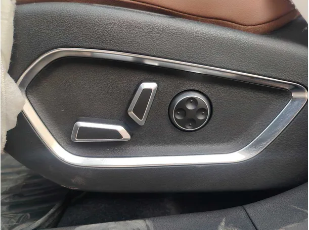 Car image 26