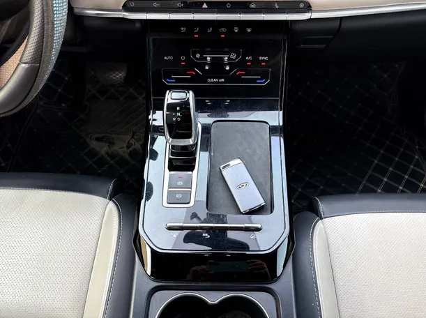 Car image 19