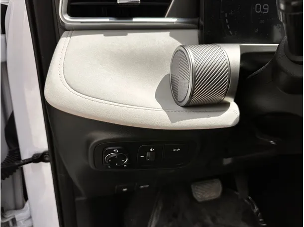 Car image 27