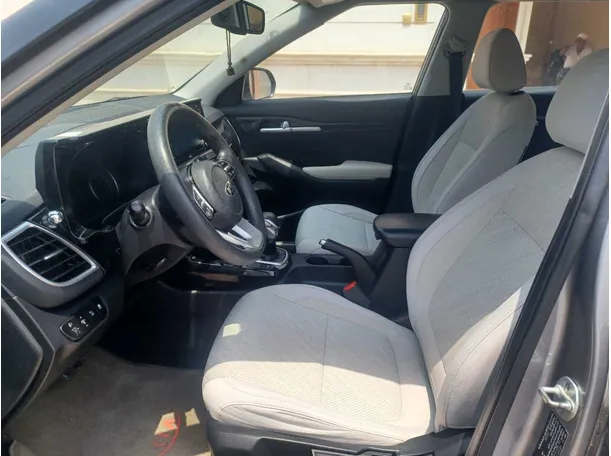 Car image 12