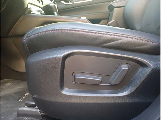 Car image 18