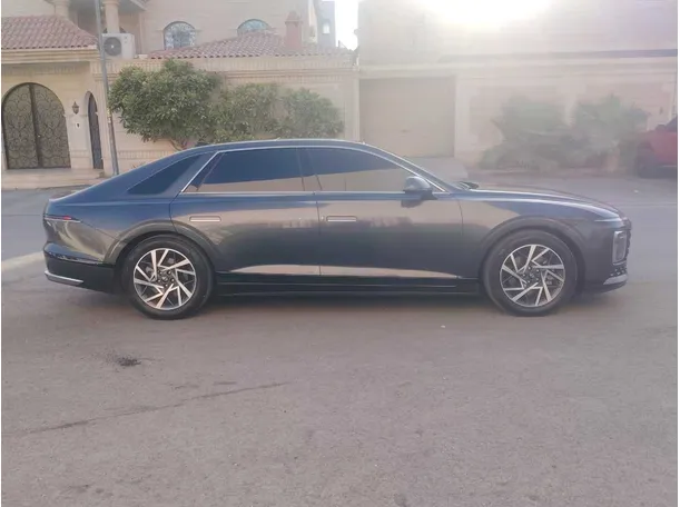 Car image 4