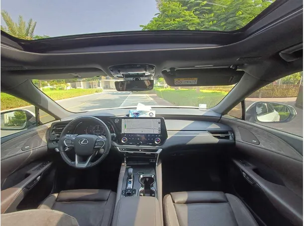Car image 14