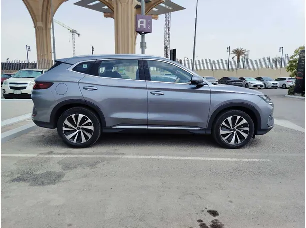 Car image 4