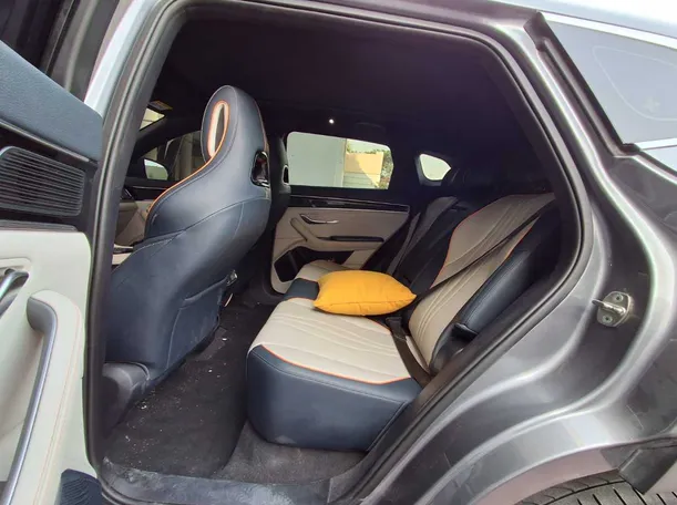 Car image 13