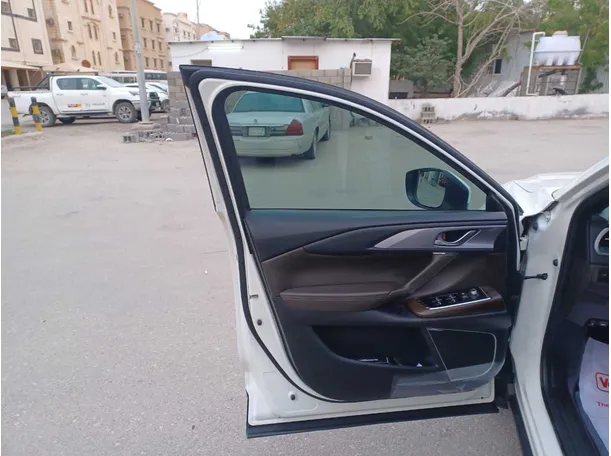 Car image 10