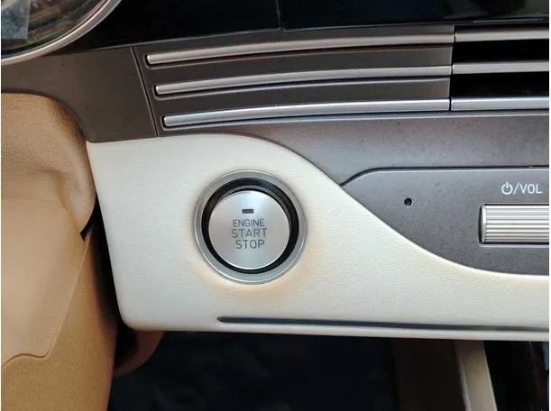 Car image 30