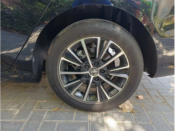 Car image 9