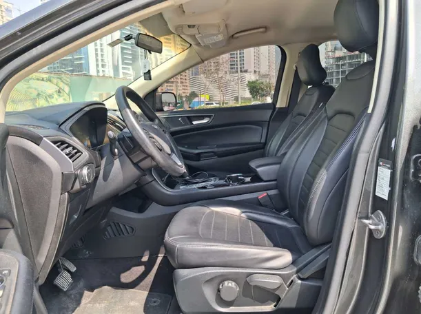 Car image 12