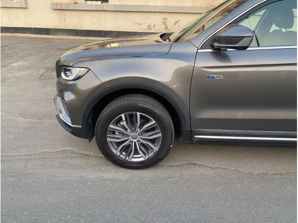 Car image 9