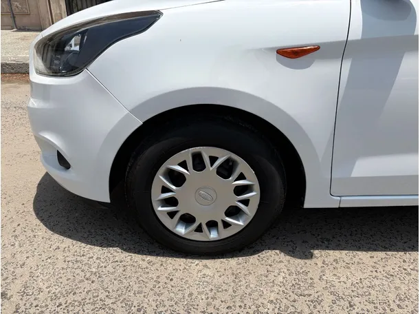 Car image 9