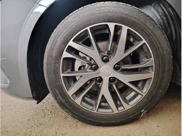Car image 9