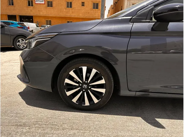 Car image 9