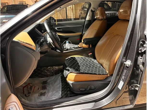 Car image 12