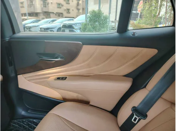 Car image 32
