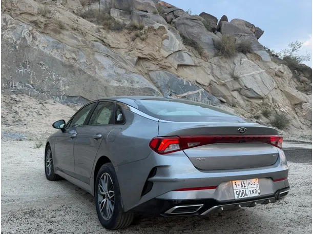 Car image 4