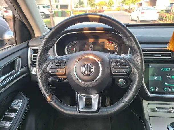 Car image 14