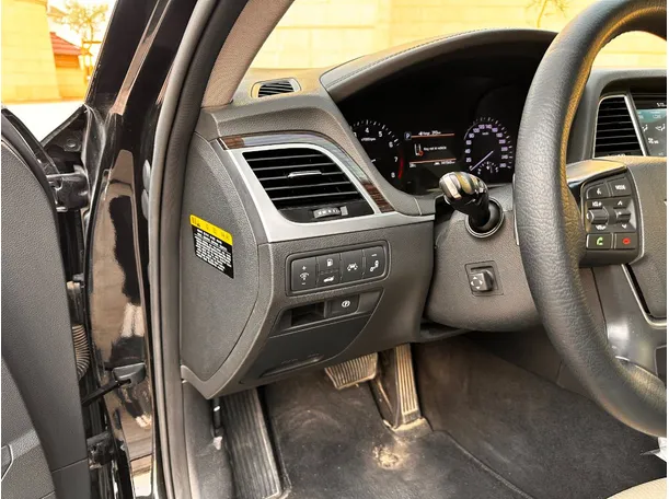 Car image 26