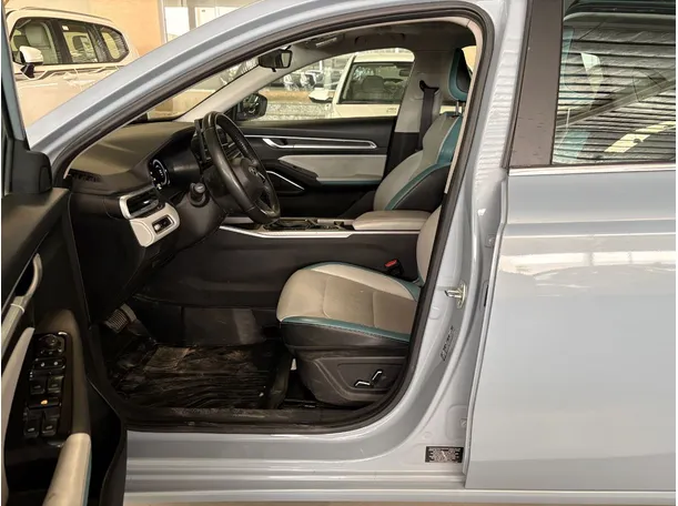 Car image 9