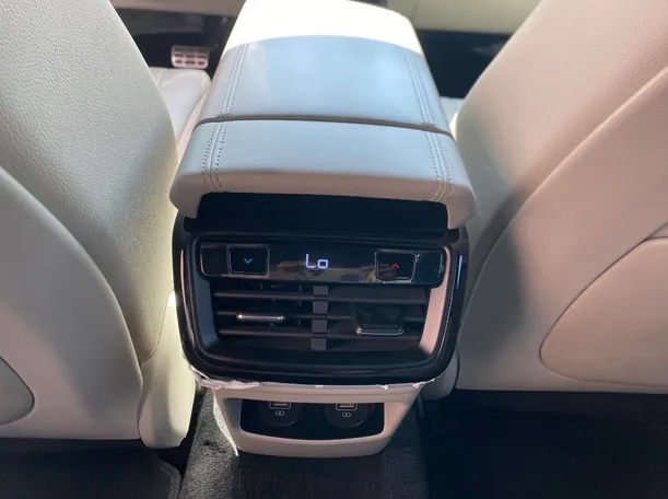Car image 28