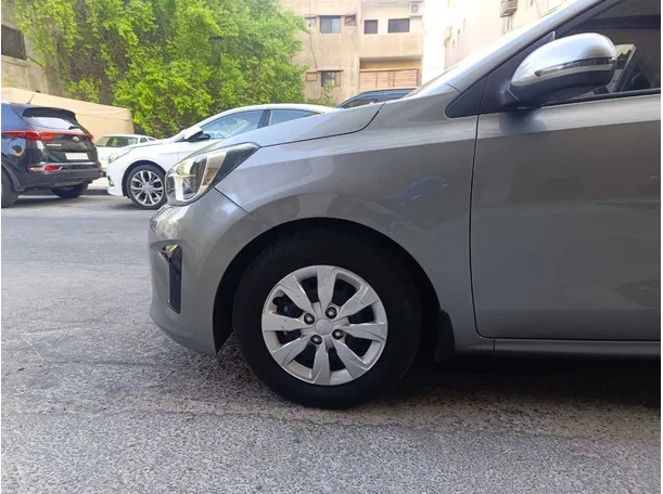Car image 9