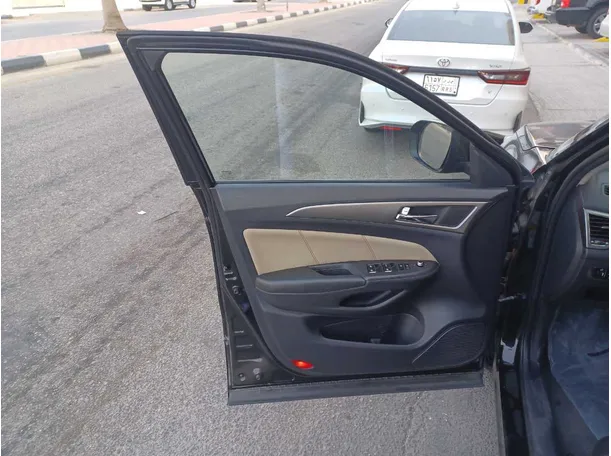 Car image 10
