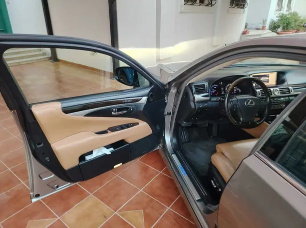 Car image 12