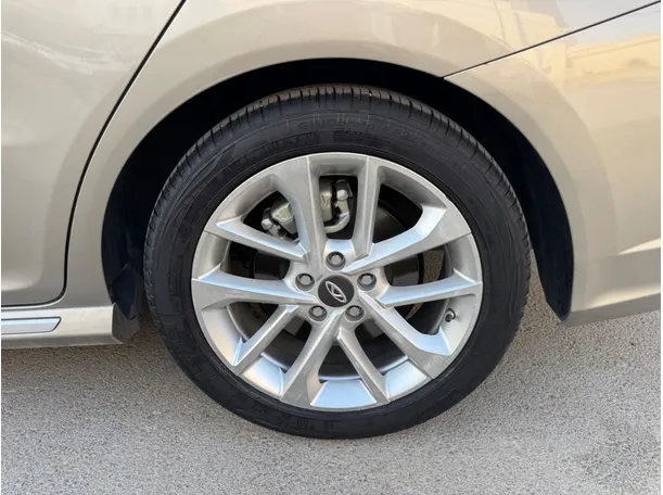 Car image 9
