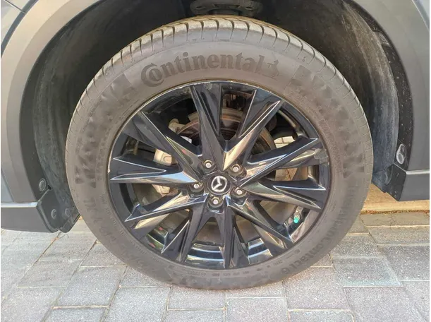 Car image 9