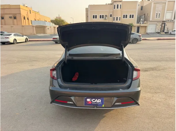 Car image 19