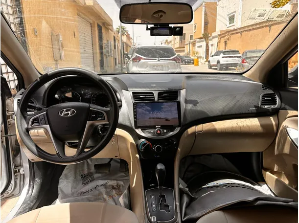 Car image 14