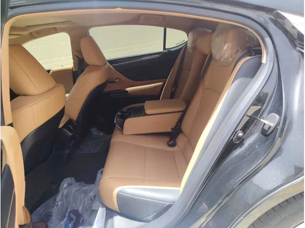 Car image 16