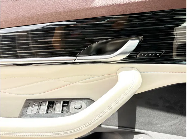 Car image 28