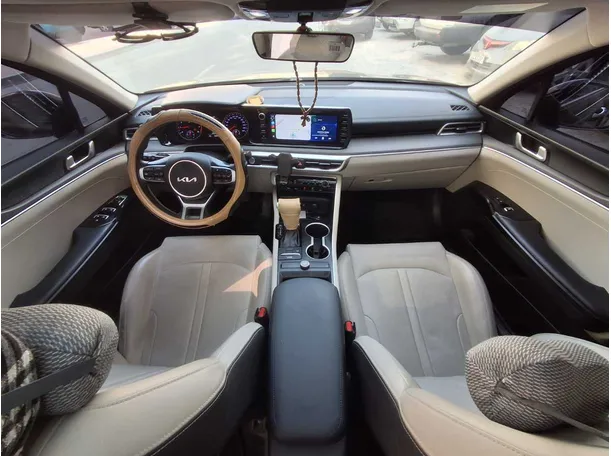 Car image 15