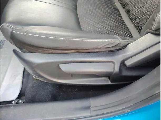 Car image 30
