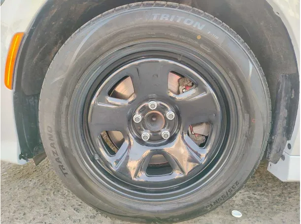 Car image 10