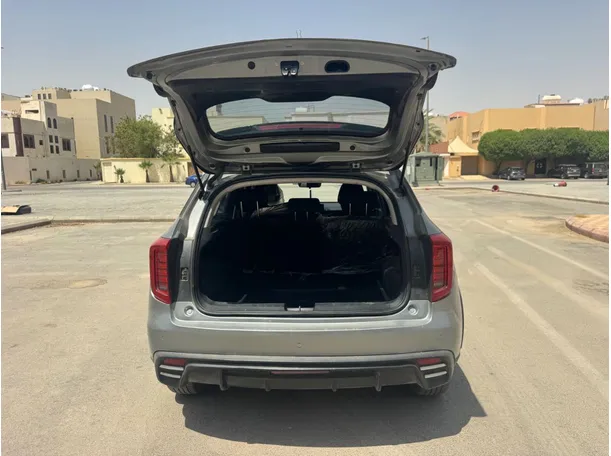 Car image 19