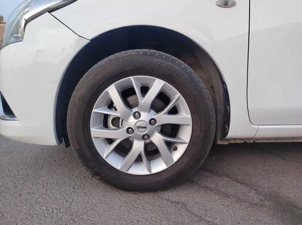 Car image 10