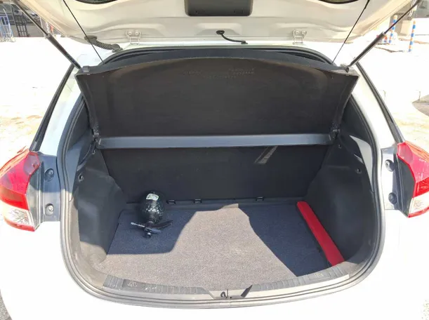 Car image 19
