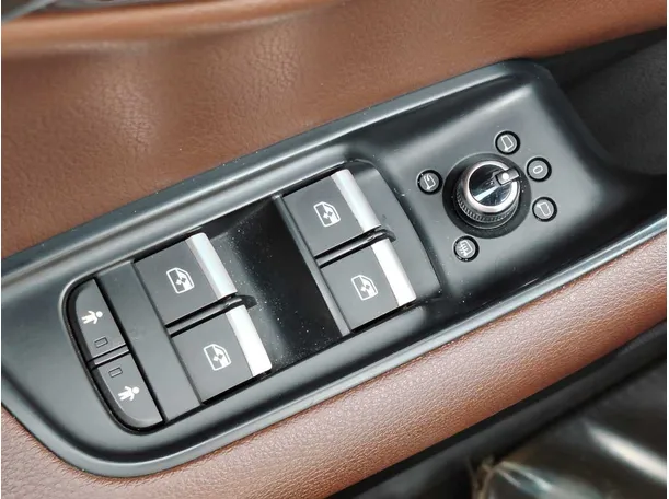 Car image 27