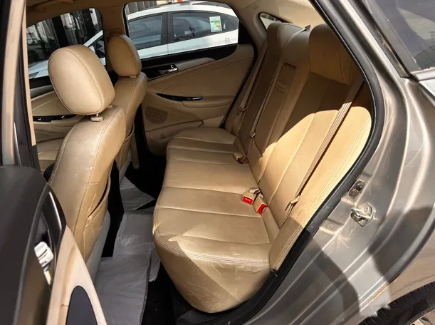 Car image 13