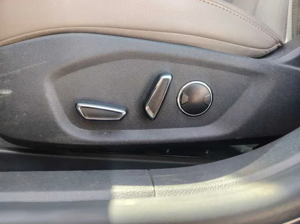 Car image 27