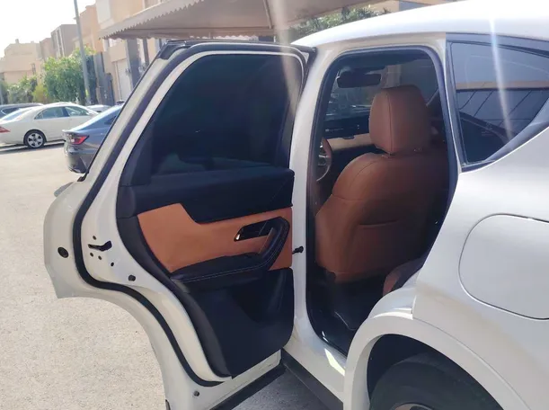 Car image 13