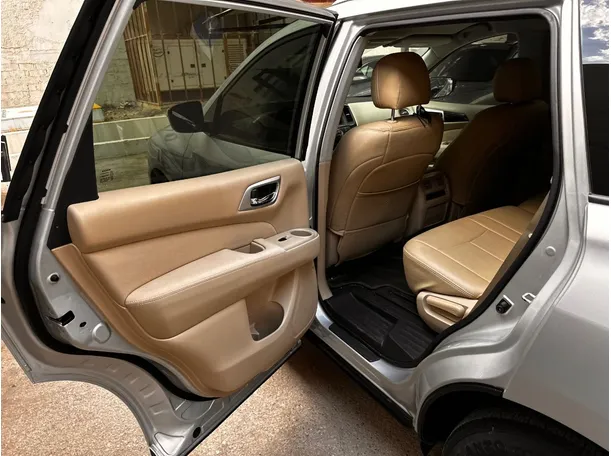 Car image 13